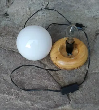 Lámpara de mesa esférica madera