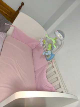 Cuna de madera blanca