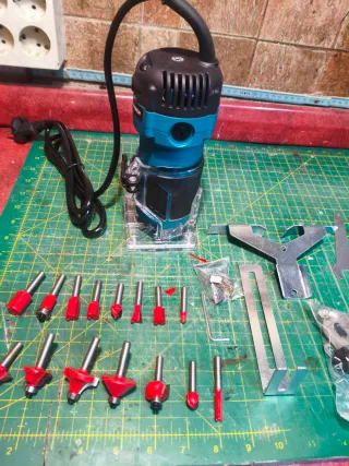 Fresadora de Taller con accesorios y set de 15 Fre