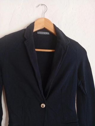 Americana elástica con hombreras azul marino