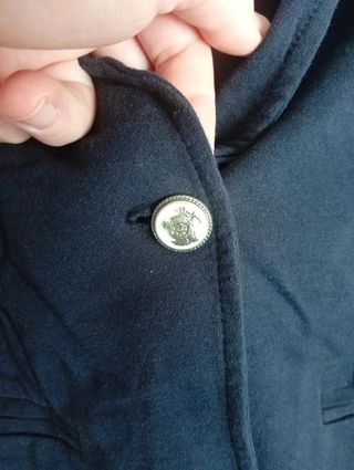 Americana elástica con hombreras azul marino