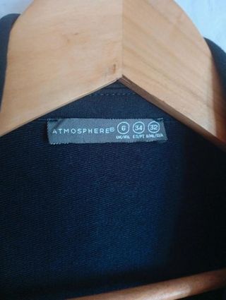 Americana elástica con hombreras azul marino