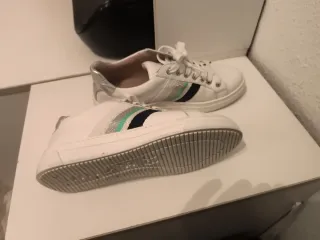 Zapatillas Unisa Blancas y Plateadas