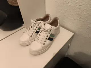 Zapatillas Unisa Blancas y Plateadas