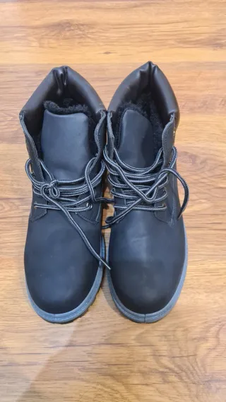 Botas negras con corderito