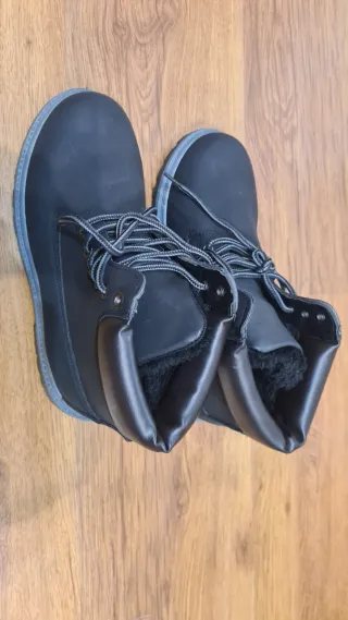 Botas negras con corderito