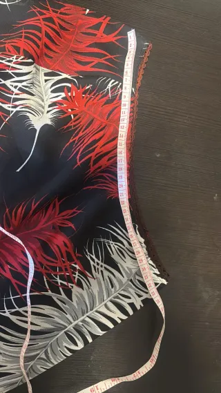 Falda con estampado de plumas