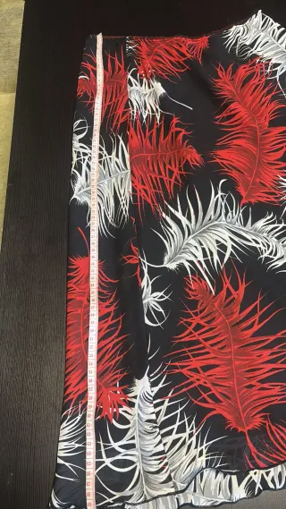 Falda con estampado de plumas