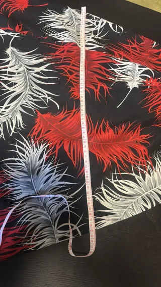 Falda con estampado de plumas