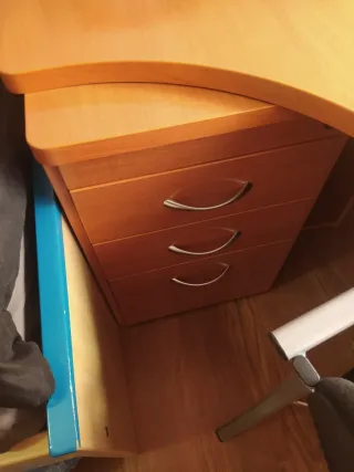 Escritorio esquinero madera, con cajonera