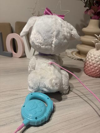 Perro de peluche interactivo con correa
