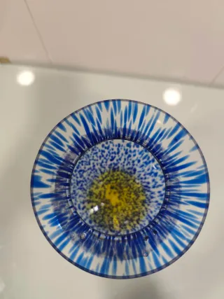 Jarrón de cristal azul y amarillo