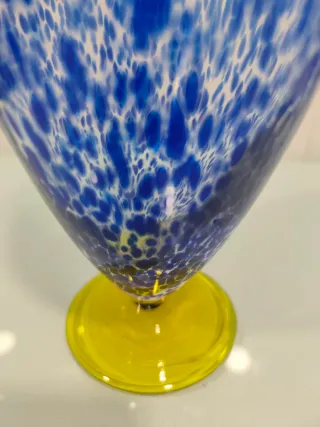 Jarrón de cristal azul y amarillo