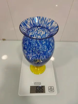 Jarrón de cristal azul y amarillo