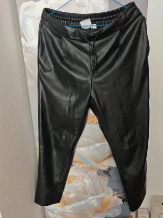 Pantalones negros efecto piel De polupiel muy suav