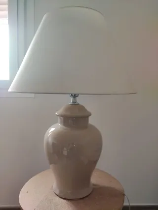 Lámpara de mesa beige y blanca
