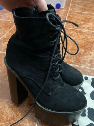 Botines negros con cordones y plataforma