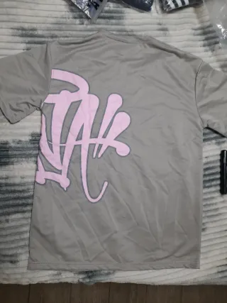 Camiseta gris con estampado rosa.