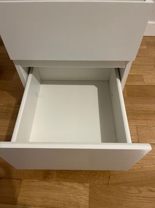 Mesa de noche blanca Ikea con lámpara incluida
