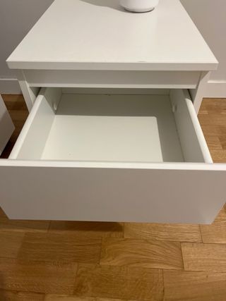 Mesa de noche blanca Ikea con lámpara incluida