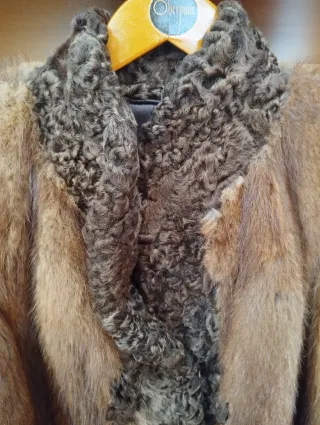 Abrigo de piel marrón y negro