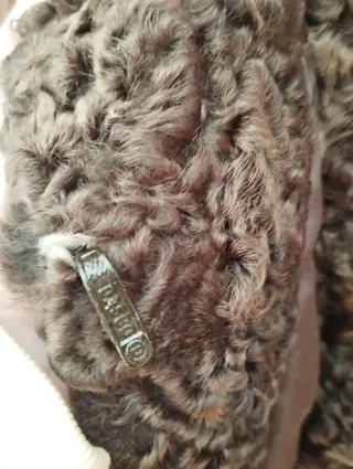 Abrigo de piel marrón y negro