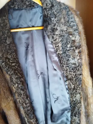 Abrigo de piel marrón y negro