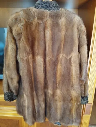 Abrigo de piel marrón y negro