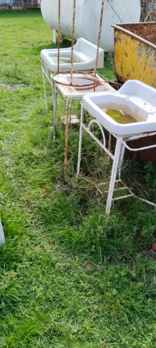 Lavabo antiguo con soporte de hierro