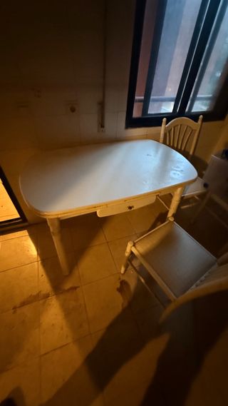 Mesa de comedor ovalada blanca