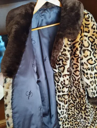 Abrigo de piel estampado leopardo