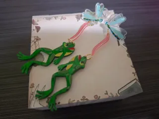 Pendientes rana comiendo insecto