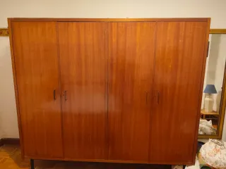 Armario de madera marrón