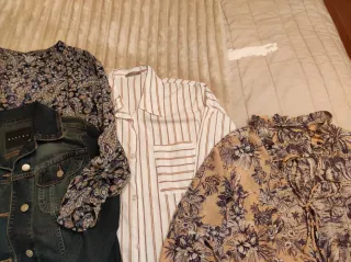 Cazadora vaquera Sisley + 2 blusas estampadas.