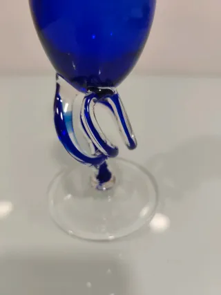 Jarrón de cristal azul y transparente