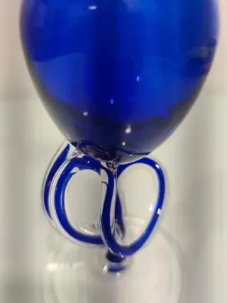 Jarrón de cristal azul y transparente