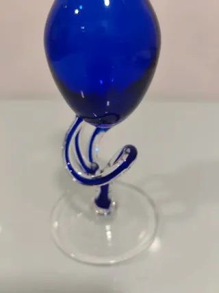 Jarrón de cristal azul y transparente