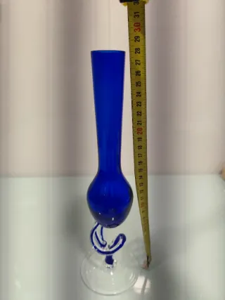 Jarrón de cristal azul y transparente