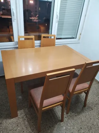 Mesa de comedor de madera