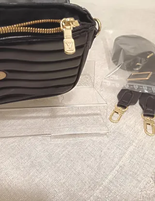 Borsa nera con logo e dettagli oro