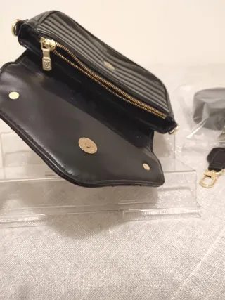 Borsa nera con logo e dettagli oro