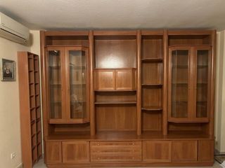 Mueble de salón grande con vitrinas
