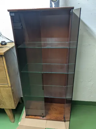 Vitrina de cristal y madera