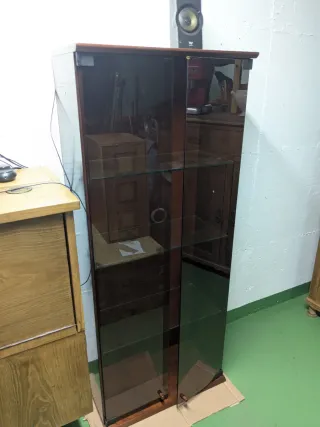 Vitrina de cristal y madera