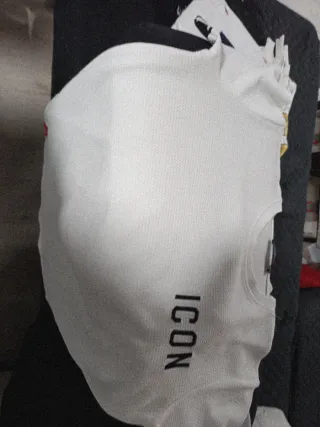 2 Camisetas tallaS (Negro/Blanco)