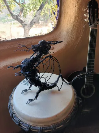 Dragón de alambre hecho a mano