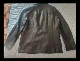 Cazadora negra de piel de F& Co.