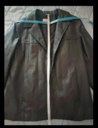 Cazadora negra de piel de F& Co.