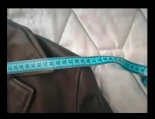 Cazadora negra de piel de F& Co.