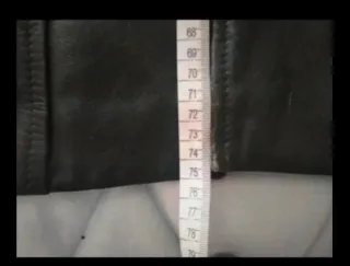 Cazadora negra de piel de F& Co.